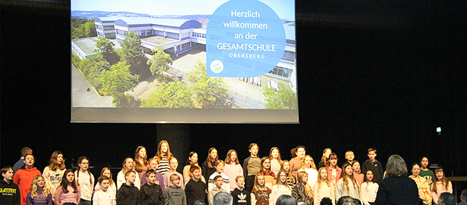 Die Young Voices der Gesamtschule Obersberg eröffneten den Tag der offenen Tür mit dem GSO-Song. Fotos: GSO