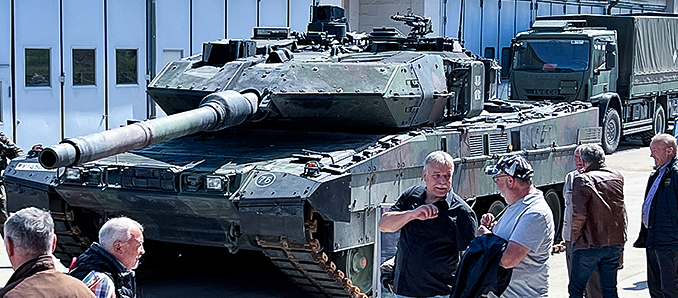 Um sich über den neuesten Ausrüstungsstand der Bundeswehr zu informieren, besuchten Mitglieder und Gäste der GSP-Sektion Fulda in der Jahresmitte das Panzer-Bataillon 393 in Bad Frankenhausen. Hier präsentierte die „Truppe“ die neueste Version des Kampfpanzers Leopard. Foto: Gisbert Hluchnik