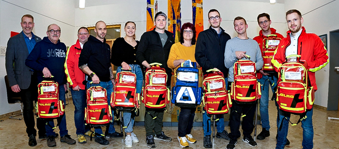 Bildunterzeile: Bürgermeister Mark Bagus, Ortsvorsteher Ewald Ickler, Vorsitzender der DLRG Neuhof Michael Lipus, die Voraushelfer Torsten Ickler, Alina Weitzel, Fabian Ommert, Yvonne Scheinost-Schmitt, Simons Dahms, Louis Blum sowie Jonas Lotz und Leon Richter. (v.l.) Foto: Arnd Rössel