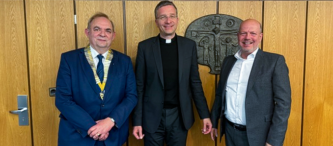 Besuch bei den Rotariern: Bischof Dr. Michael Gerber, flankiert von Dr. Mathias R. Schmidt, Präsident des Rotary Clubs Fulda (links) und Gunter Geiger, Direktor der Akademie (rechts).    Foto: Stephan Storch