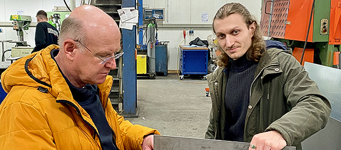 Kunst mit St(r)ahlkraft: Der ukrainische Künstler Vitalii Shupliak (rechts) und HAHNER Technik-Geschäftsführer Bernhard Hahner beim ersten Werkstattmeeting.