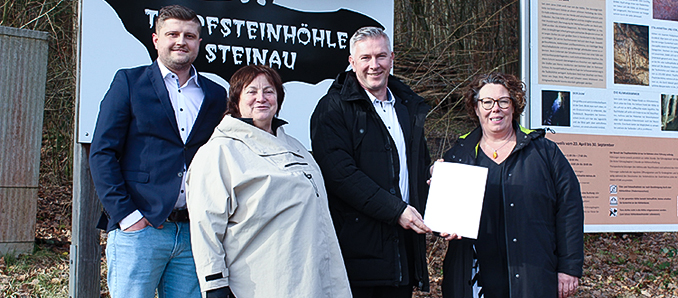 Vegard Schüch (Amt für Umwelt, Naturschutz und ländlicher Raum), Sabine Jennert (Spessart regional), Bürgermeister Christian Zimmermann und Erste Kreisbeigeordnete Susanne Simmler bei der Übergabe des Förderbescheids für die Tropfsteinhöhle. (v.l.)