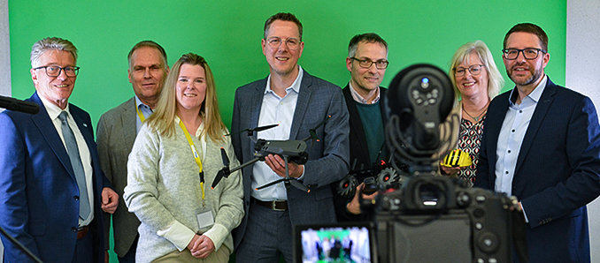 : Das Interesse am neue Medienzentrum war groß (von rechts): Landrat Thorsten Stolz, Schulamtsdirektorin Silke Siekemeyer, Bernhard Bauser (Leiter Medienzentrum), Staatssekretär Christoph Degen, Daniela Grund (Plan-D-akademie), Jens Nebenführ (Schulteam Amt 12) und Kreisbeigeordneter Winfried Ottmann.