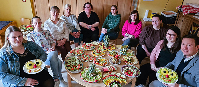 Das Personal der Kinderburg Wiesenzauber kreierte ein zauberhaftes Frühstück für die Kinder, das Bürgermeister Matthias Möller (hinten rechts) finanzierte. Foto: Stadt Schlüchtern
Total lecker war das bunte Frühstück mit viel Obst und Gemüse. Foto: Stadt Schlüchtern