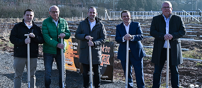 Bei einem Baustellentermin machten Marcel Blechschmidt von der bauausführenden Firma, Thomas Herbst, Fachplaner der Anlage, Dirk Gollbach, Projektleiter bei den Stadtwerken Hünfeld, Bürgermeister Tschesnok und Dirk Stoldt, Fachbereichsleiter Tiefbau und Abwasser von der Stadtverwaltung den ersten Spatenstich für den Batteriespeicher der PV-Anlage.