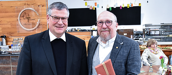 Generalvikar Christof Steinert (links) dankte im Namen des Bistums Fulda besonders für die gelungene Gehörlosenarbeit. Foto: Möller