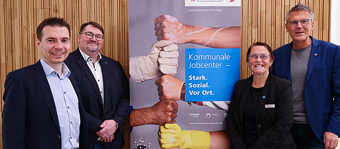 Marvin Kraft (Arbeitgeberservice Agentur für Arbeit, Bad Hersfeld), René Bieber (Leiter Kommunales Jobcenter Hersfeld-Rotenburg), Lonie Manns (Fachdienstleiterin Arbeitsmarkt und Integration) und Erster Kreisbeigeordneter Dirk Noll sind zufrieden mit der Resonanz auf die Jobmesse. Foto: privat