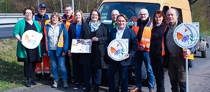 Erste Kreisbeigeordnete Susanne Simmler (links) stellte gemeinsam mit Stefan Wald (Vierter von Links), Dezernatsleiter Betrieb und Verkehr Mittelhessen bei Hessen Mobil, Katrin Hess (Fünfte von links), Leiterin des Amtes für Umwelt, Naturschutz und ländlichen Raum, sowie Vertreterinnen und Vertretern von Hessen Mobil, der Kommunen und Main.Kinzig.Blüht.Netz das Pilotprojekt vor.