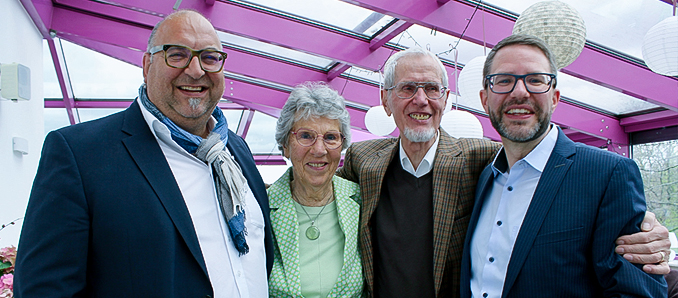 Das Jubelpaar Karin und Gustav Engel aus Rodenbach feierte seine Diamanthochzeit. Landrat Thorsten Stolz (rechts) und Bürgermeister Klaus Schejna gratulierten.