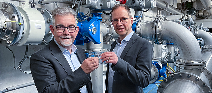 Haben das neue Leitungswasser mit Geschmack im Wasserwerk in der Frankfurter Straße in Fulda bereits getestet: die RhönEnergie-Geschäftsführer Martin Heun (links) und Dr. Arnt Meyer. Foto: RhönEnergie