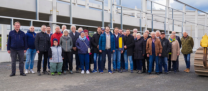 Das Interesse war riesig, als Vomberg-Prokurist Gerhard Wiegand (13. von links), Geschäftsführer Andreas Roßmar (Bildmitte, 15. von links) und Bauleiter Peter Ebner (16. von links) den sich im Bau befindlichen neuen Vomberg-Standort präsentierten. Foto: Bensing & Reith