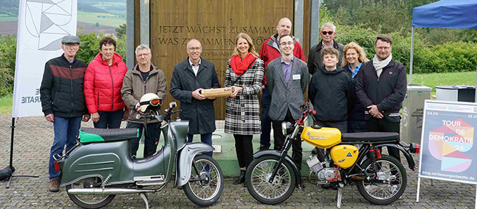 75 Jahre Verfassung: „Tour de Demokratie“ übergibt Staffelstab auf Point Alpha