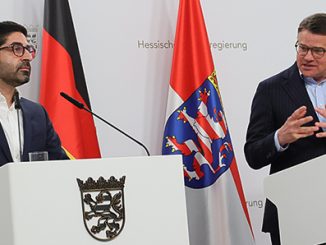 Wirtschaftsminister Kaweh Mansoori und Ministerpräsident Boris Rhein. (v.l.)
