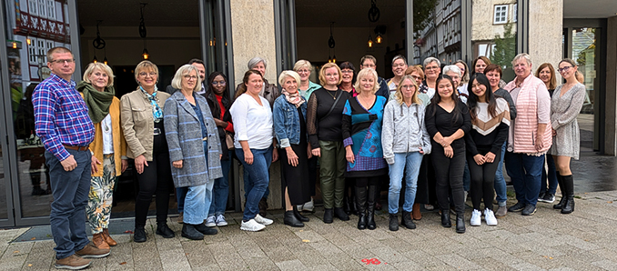 Die geehrten Mitarbeitenden aus der Kreisaltenpflege mit dem kommissarischen Geschäftsführer Heiko Bully und Bettina Wolf, Einrichtungsleiterin des Kreisaltenzentrums Rotenburg.