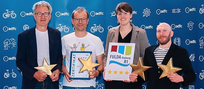 : Freuen sich über die Vier-Sterne-Zertifizierung des Fuldaradwegs (von links): Christian Tänzler (ADFC-Bundesvorstand Tourismus), Jörg Peters (Tourismusbeauftragter des Landkreises Hersfeld-Rotenburg & Qualitätsbeauftragter Fuldaradweg), Lena Pfaar (GrimmHeimat Nordhessen), Michael Maier (Tourismusreferent ADFC Geschäftsstelle Berlin). Foto: Jonas Ginter