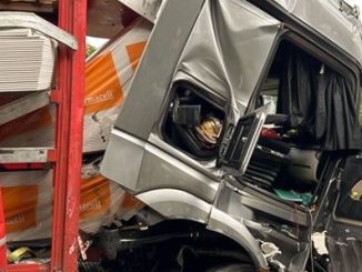 Lkw mit der verschobenen Ladung