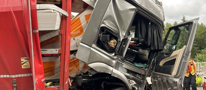 Lkw mit der verschobenen Ladung