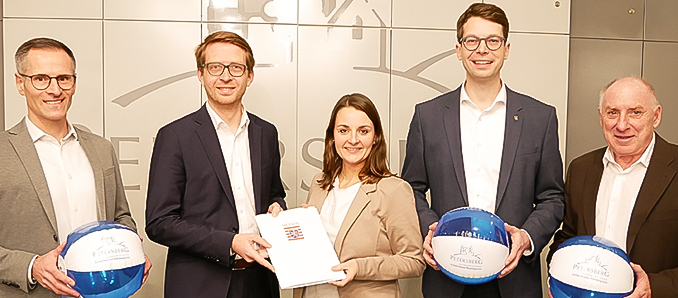 Unterstützen gemeinsam die Sanierung des Petersberger Freibades (von links): Manuel Schäfer, Michael Ruhl, Claudia Brandes, Sebastian Müller und Harald Piaskowski.  Foto: Sebastian Kircher