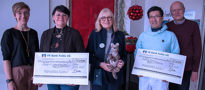 Bei der Spendenübergabe: Wiebke Warncke, Yvonne Mangold, Monika Jordan, Takanori Sasaki und Prof. Dr. Reinald Repp (v.lks.). Foto: BU Dr. Jordan
