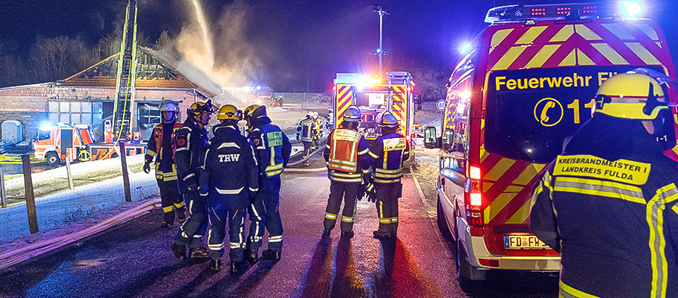 Großbrand in Flieden-Rückers: Feuerwehrmann stirbt bei Löscharbeiten
