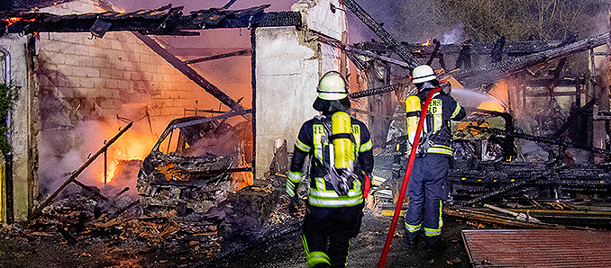 Garagenbrand zerstört zwei Autos – Gasflaschen flogen in die Luft
