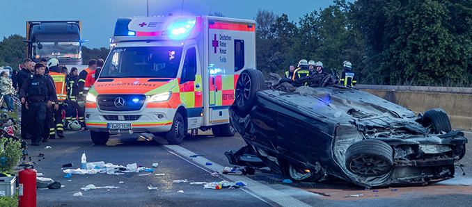 Tödlicher Unfall auf der A7 – BMW überschlägt sich und gerät in Brand