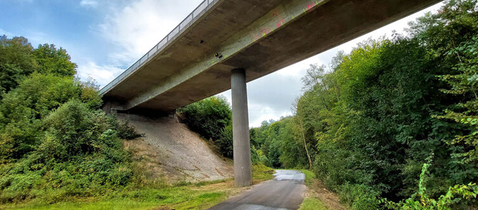 Osthessen: B62-Brücke wegen Rissen im Beton gesperrt