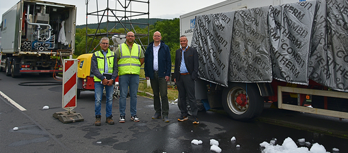 Nahmen die ungewöhnliche Baustelle unter die Lupe: die Bürgermeister Peter Klug und Olaf Dahlmann, RhönEnergie-Prokurist Roland Hilfenhaus und Christopher Mock, Oberbauleiter des Bauunternehmens Rohrsanierung aus Ilmenau. Foto: RhönEnergie