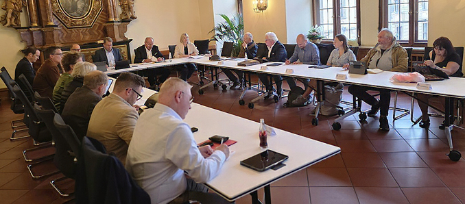 Der Haupt-, Finanz- und Wirtschaftsausschuss kam am 28. September 2026 zu seiner Sitzung in der Schlosskappelle des Stadtschlosses zusammen. Foto: fdi