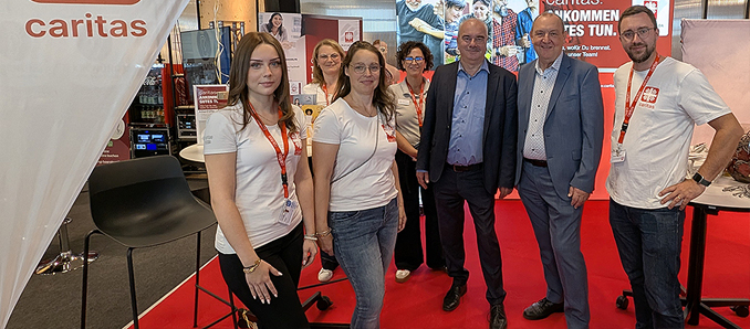 (erste Reihe v. l.): Alija Winter (Auszubildende), Silvia Feuerstein (Leiterin Personalwesen), Dr. Markus Juch (Diözesan-Caritasdirektor), Ansgar Erb (Finanzvorstand), Daniel Abt (Ressortleiter Altenhilfe), (zweite Reihe v. l.): Leona Heller (Fachbereichsleitung ambulante Pflege), Dajana Herbst (Leiterin Pflegeschule) Foto: M. Möller / Caritas Fulda
