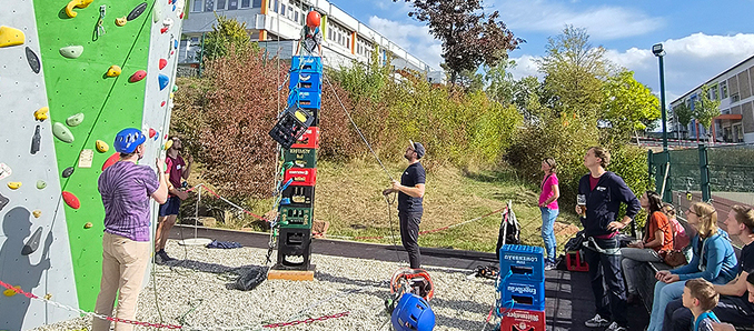 Beim Kistenklettern der Sektionsjugend war Geschicklichkeit gefragt. Foto: privat