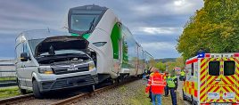 Fritzlar: Zug erfasst Kleintransporter an Bahnübergang